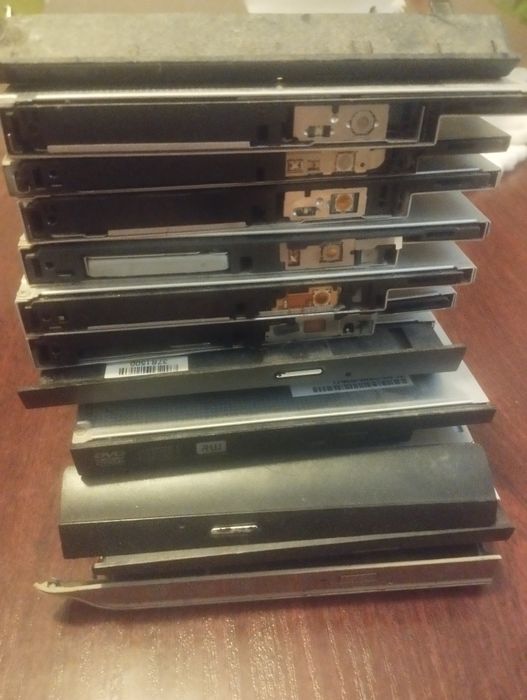 11 sztuk CD ROM  z laptopow