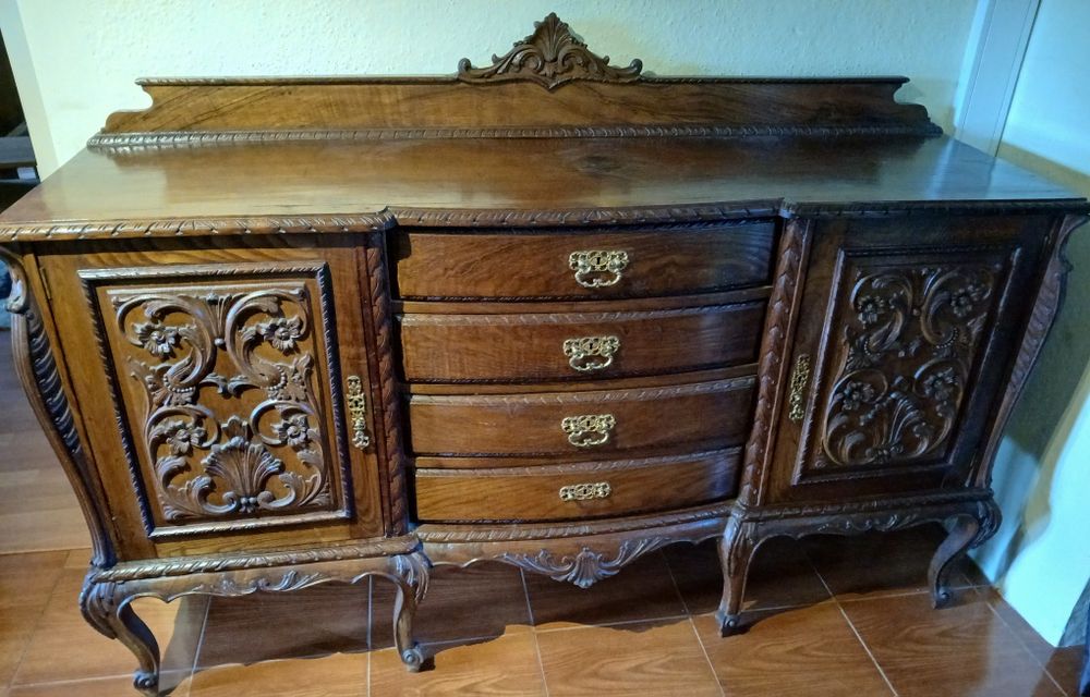 Três móveis de sala antigos