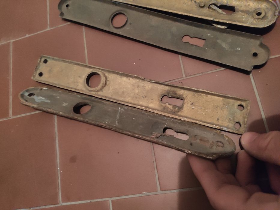 Szyldy 6 starych mosiężnych elementów drzwi - PRL lub starsze