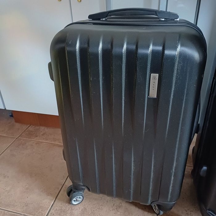 Dwie czarne walizki sztywne kabinowego Bugatti i Stratic