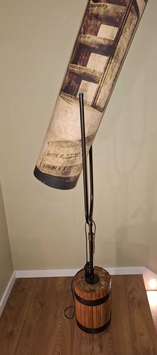 Candeeiro de Pé em Madeira – Estilo Rústico Industrial