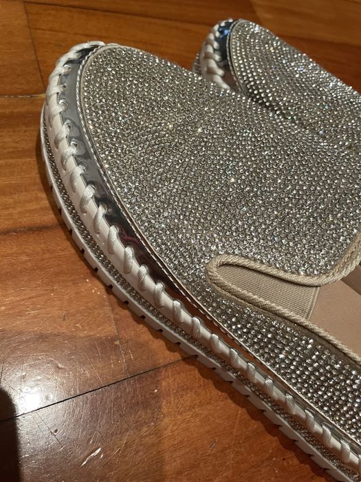 Alpercatas tipo tenis com brilhantes