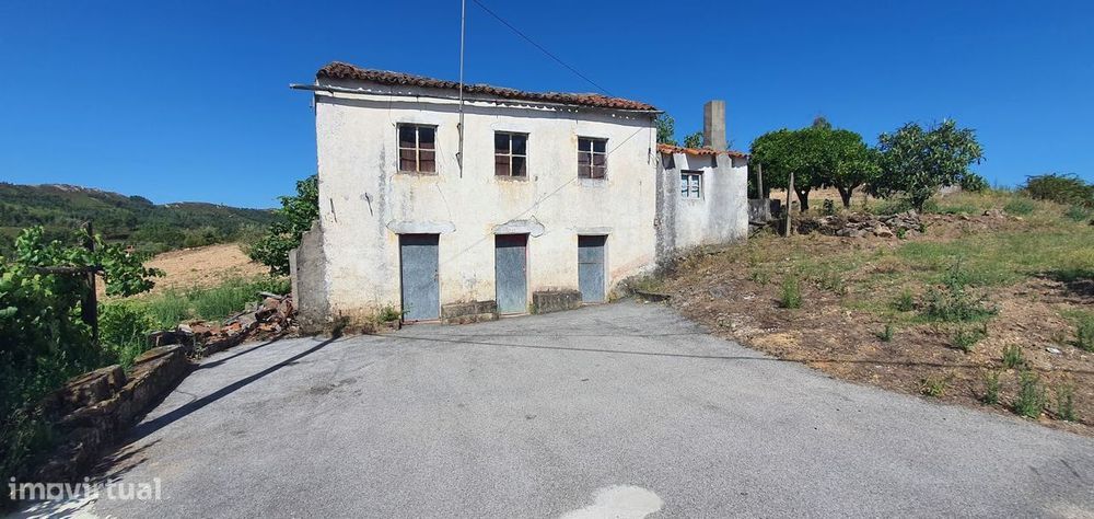 Quintinha com casa 90 m2 e terreno 3080 m2, perto da Amêndoa e Vila d