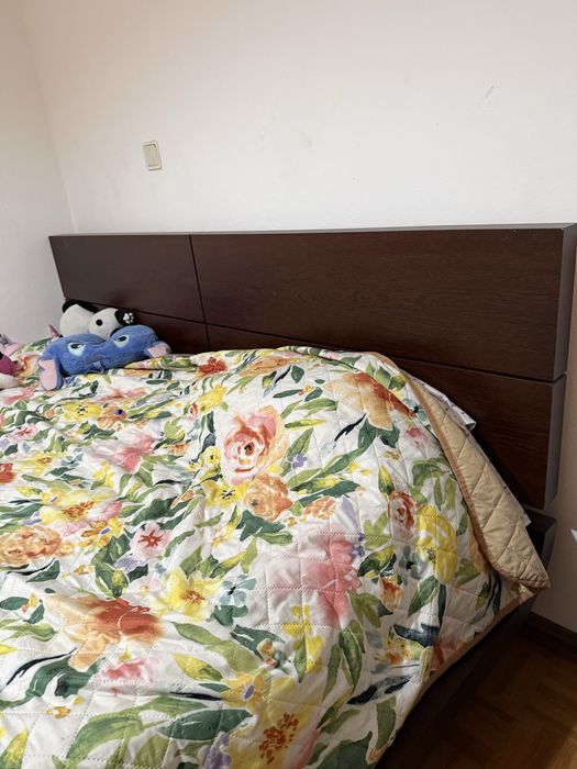 Cama de casal castanha