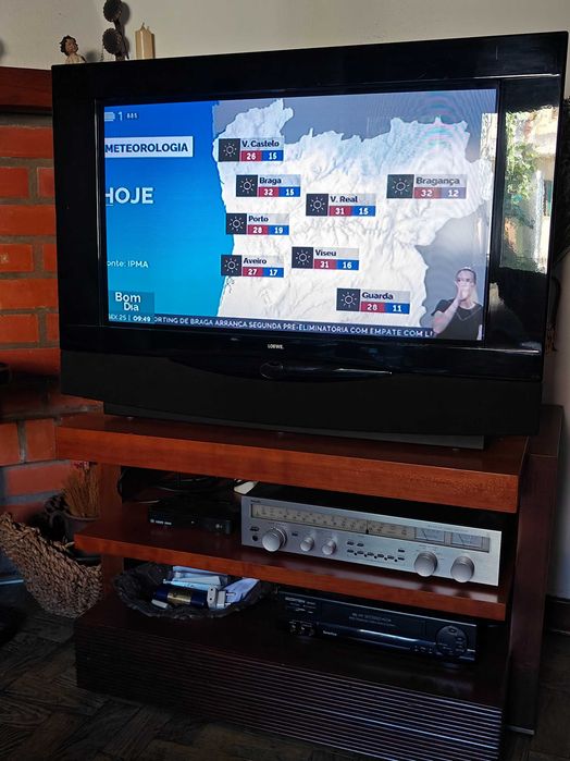 Televisor LOWE modelo Aconda