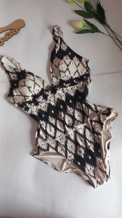 Суцільний купальник чорно білий 50 52 розмір