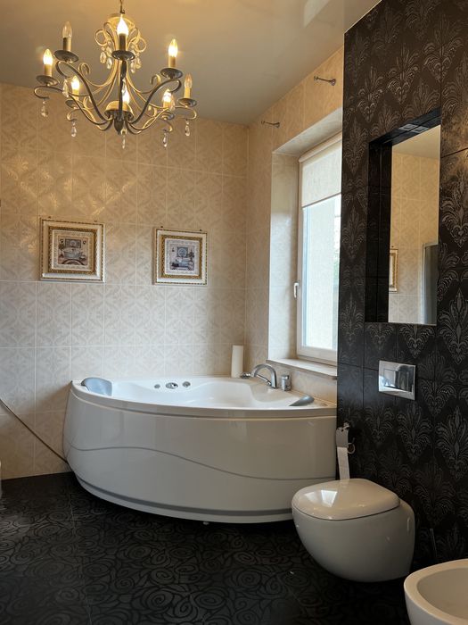 Будинок в районі вул. Буковинської (Беверлі Хіллс.) Є басейн