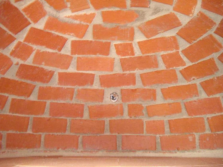 Forno a lenha rustico em tijolo para exterior