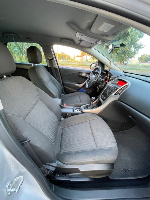 Автомобіль Opel Astra J
