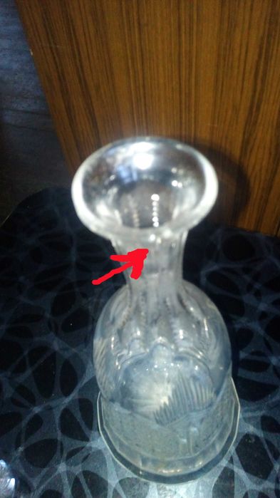 графин хрустальный на блюде.