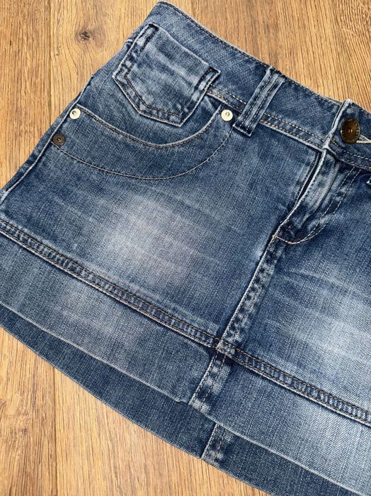 Коротка спідниця на низькій посадці