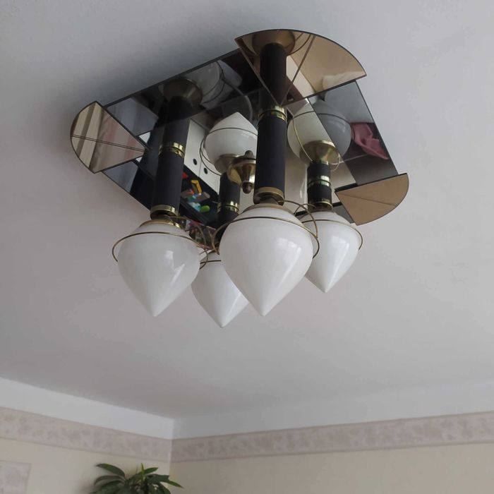 Żyrandol z lustrem cztery lampy na różnej wysokości