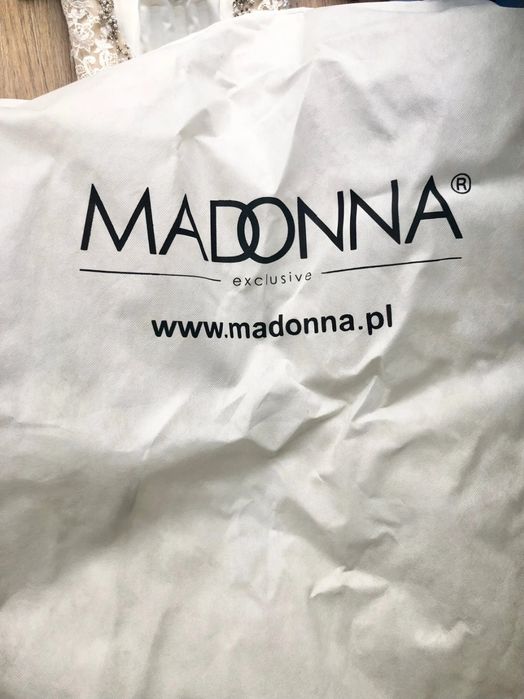 Suknia ślubna biła Madonna z suknia ślubna z trenem i welonem