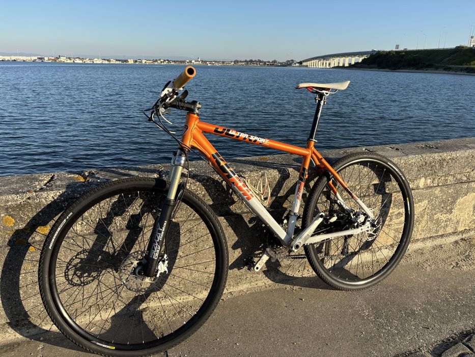 Bicicleta KTM com rodas 29