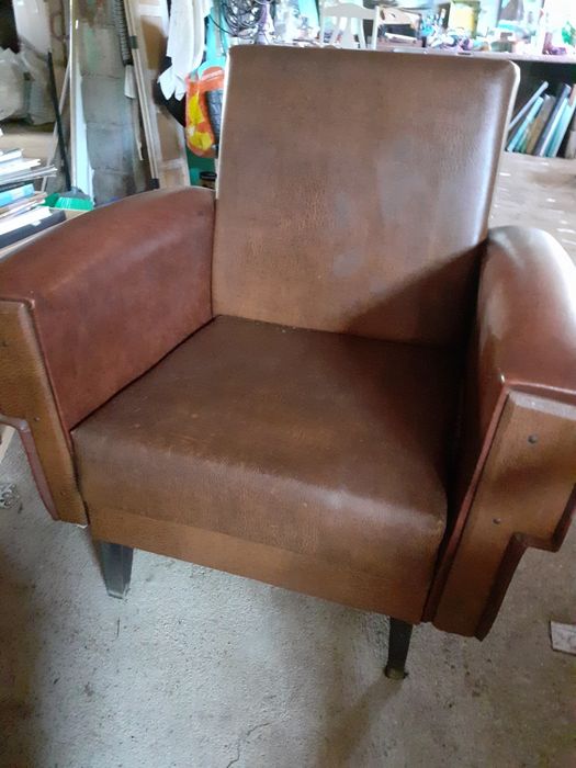 Conjunto sofá/cama e 2 cadeirões em couro artificial