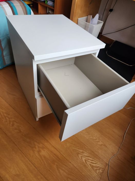 Cómoda/ mesa de cabeceira Ikea MALM
