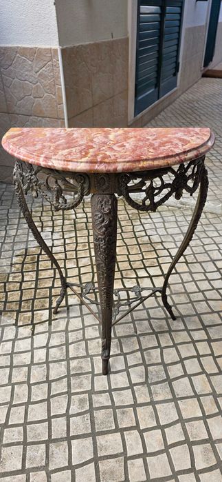 Credência em Bronze com pedra Mármore Rosa