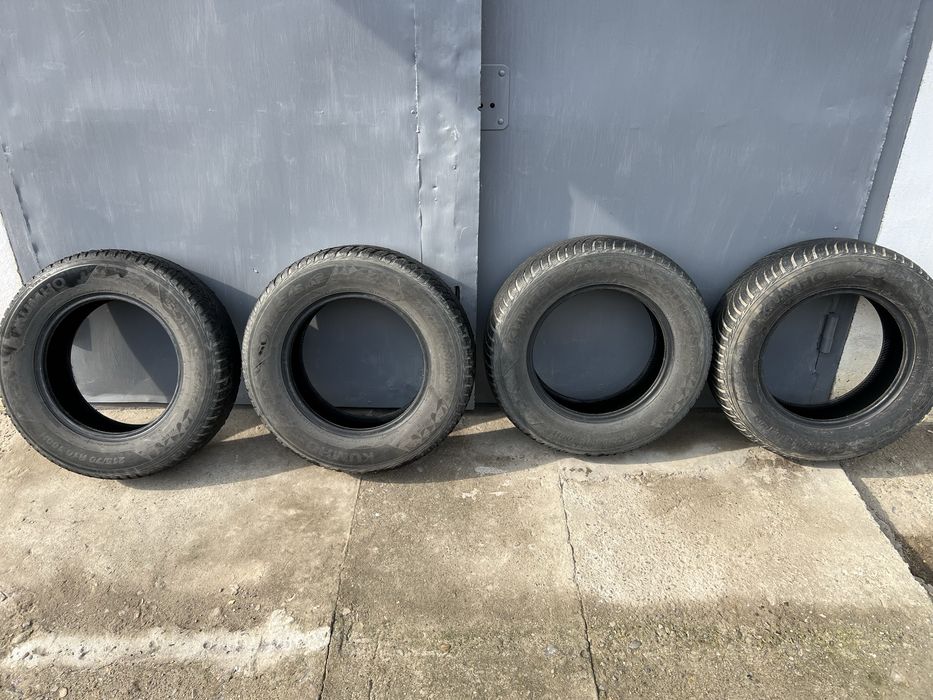 Всесезонні шини 215/70 R16 100H марки Kumho