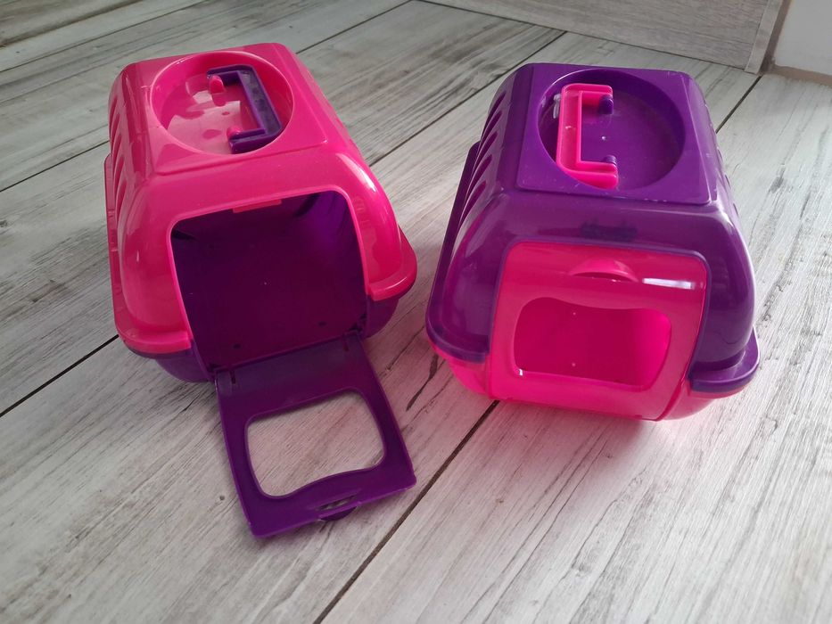 Dwa transporterki do zabawy