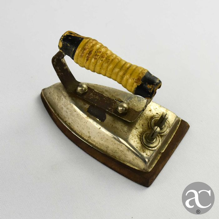 Conjunto de 3 pequenos ferros de engomar de viagem anos 40 / 50