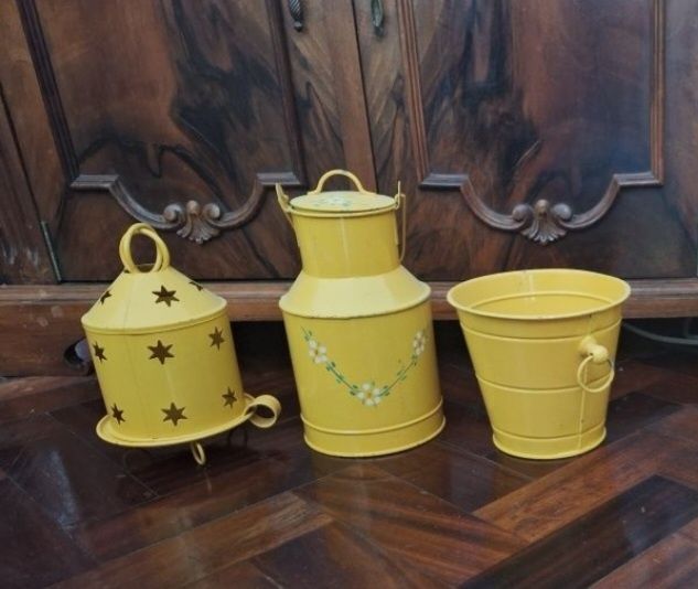 Objetos de decoração vintage em amarelo