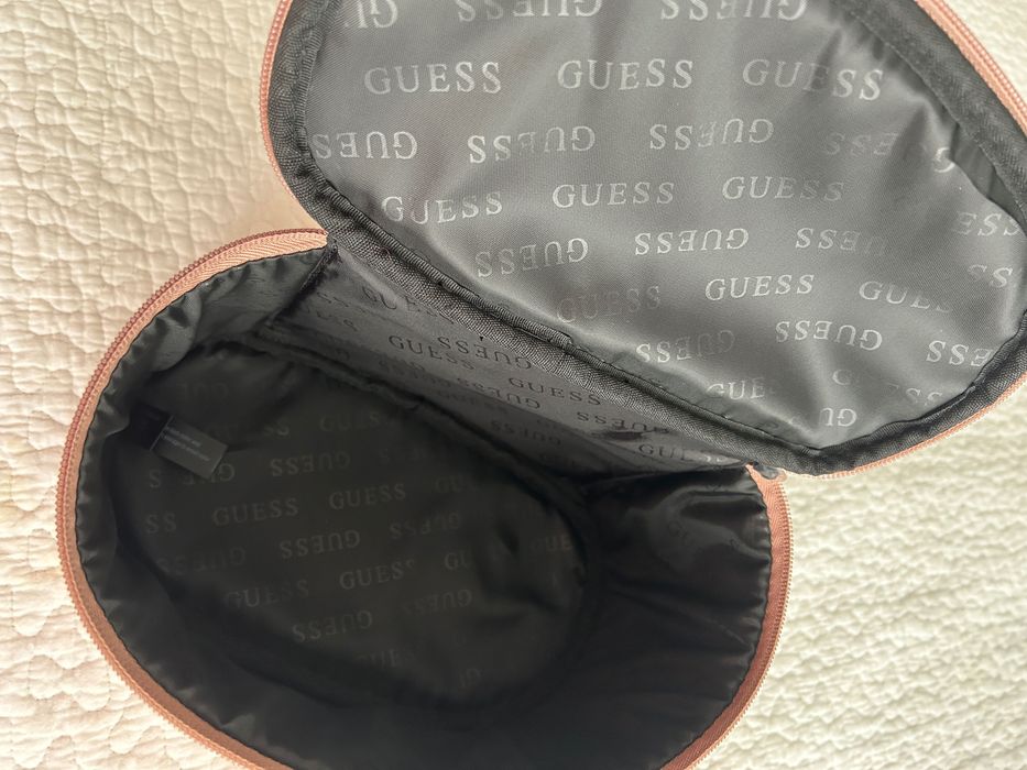 Guess kosmetyczka- kuferek