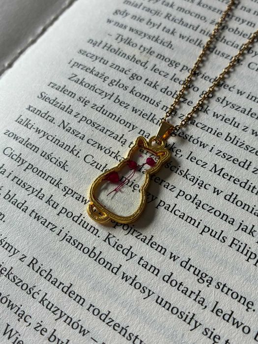 Złoty naszyjnik z kotem gipsówka