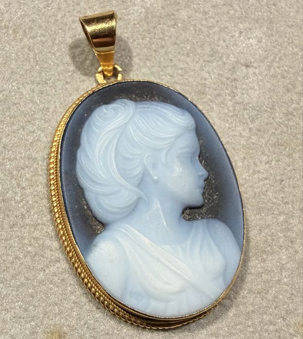 Medalha "camafeu" em ouro 19k