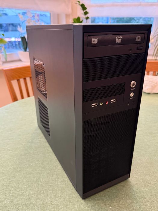Komputer stacjonarny Intel Core i3  16 GB RAM  SSD 240 GB + HDD 160 GB  Windows 10