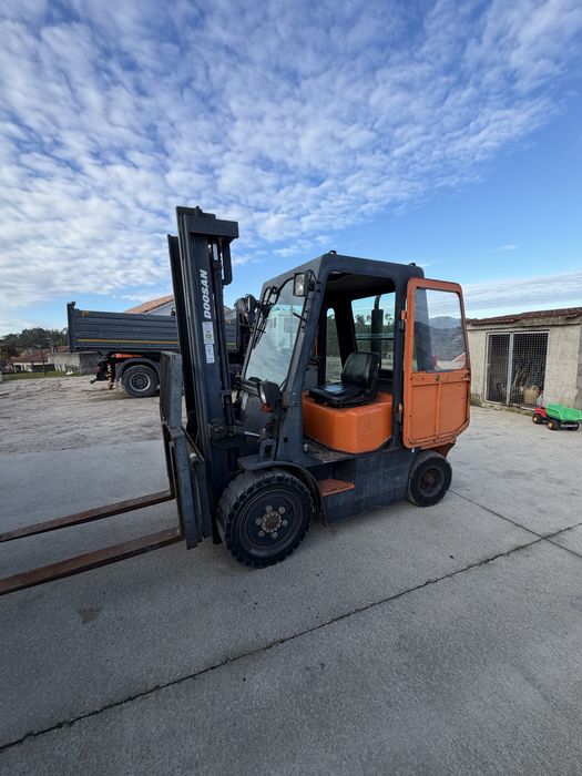 Empilhador Doosan 3 T cabinado