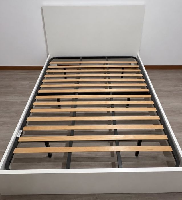 Cama casal com elementos