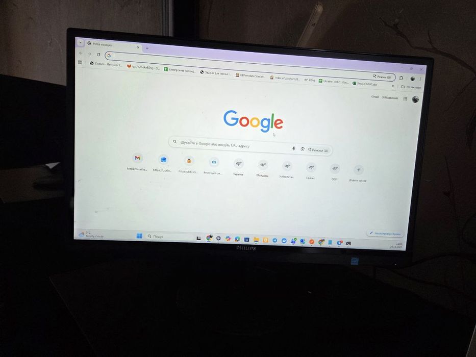 Монітор 23" Philips 234E5QHAB/01 (перед включенням блимає)