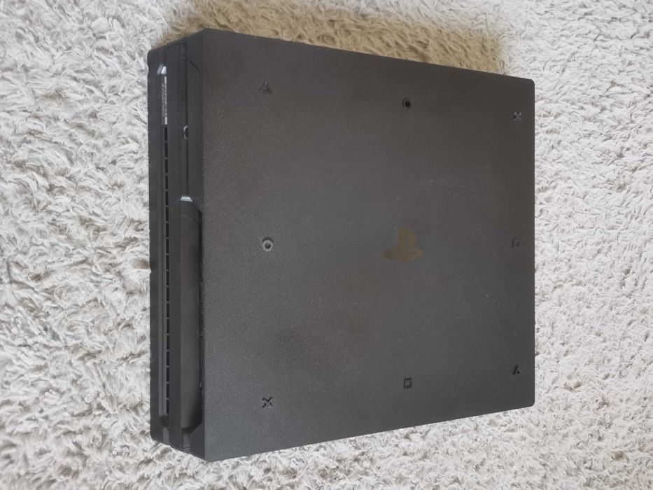 PS4 PRO + 4 Kontrolery