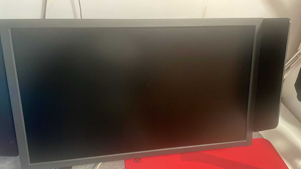 Monitor: BENQ XL2566K+ – 24,5" 1080p, 400 Hz, tecnologia DyAc2 + Teclado: Ducky MIYA Pro