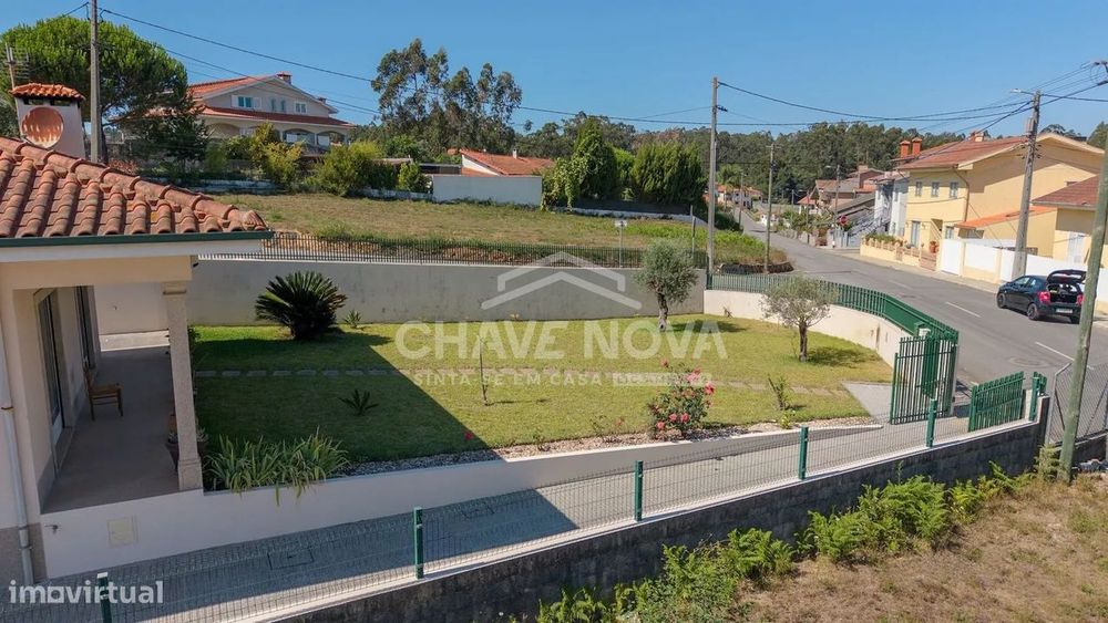 Moradia T4 Térrea de 4 Frentes com Amplo Terreno, Cave e Garagem