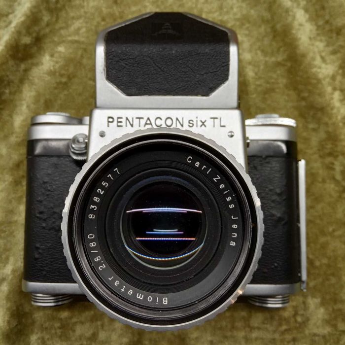 Zabytkowy aparat fotograficzny PENTACON SIX TL