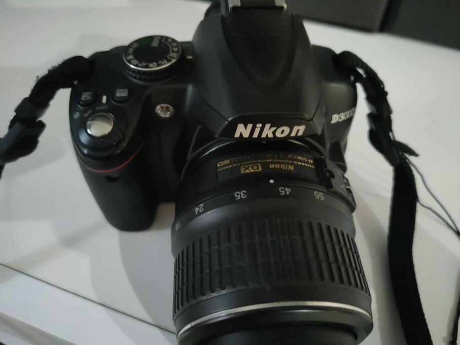 Aparat lustrzanka Nikon d3000 z obiektywem i akcesoriami