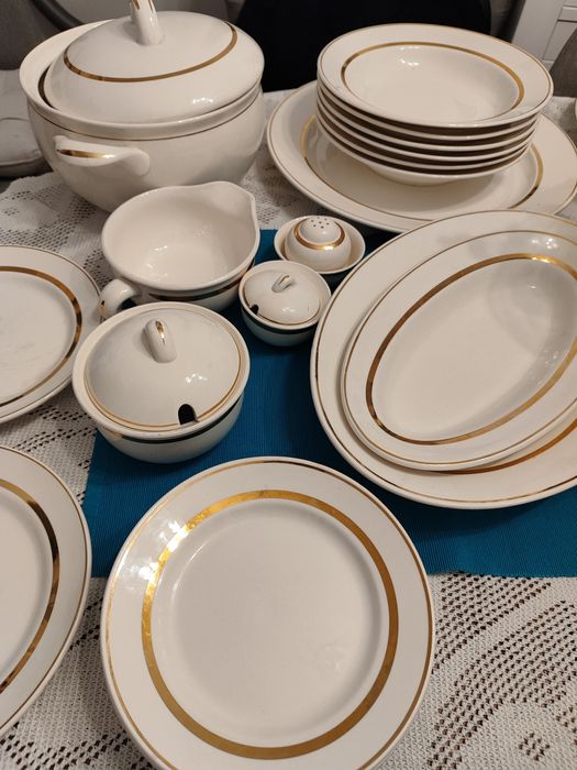 Zestaw obiadowy ze złotym paskiem