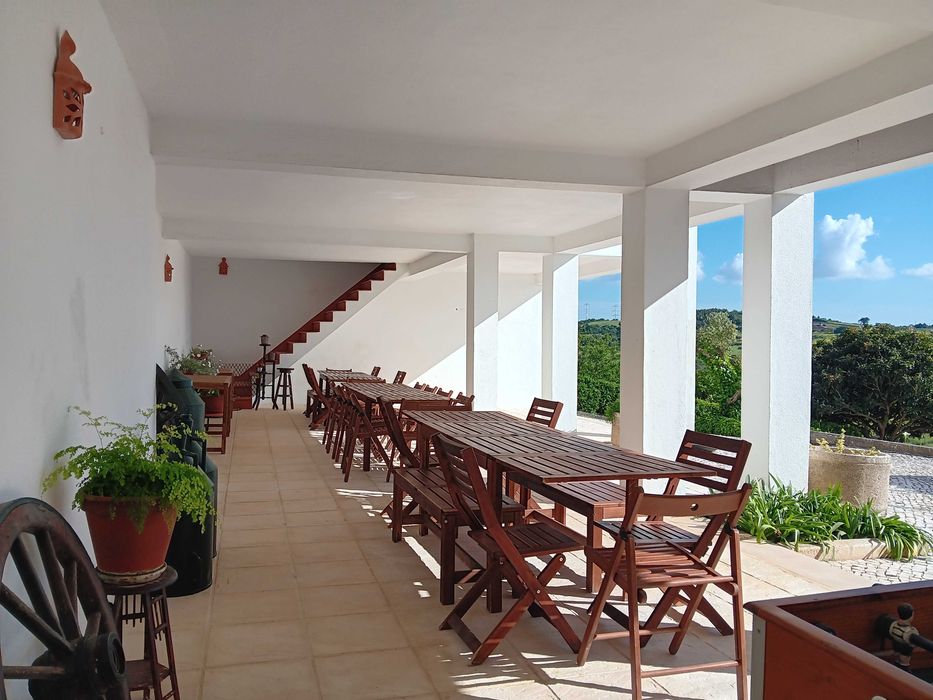 Espaço com piscina para festas