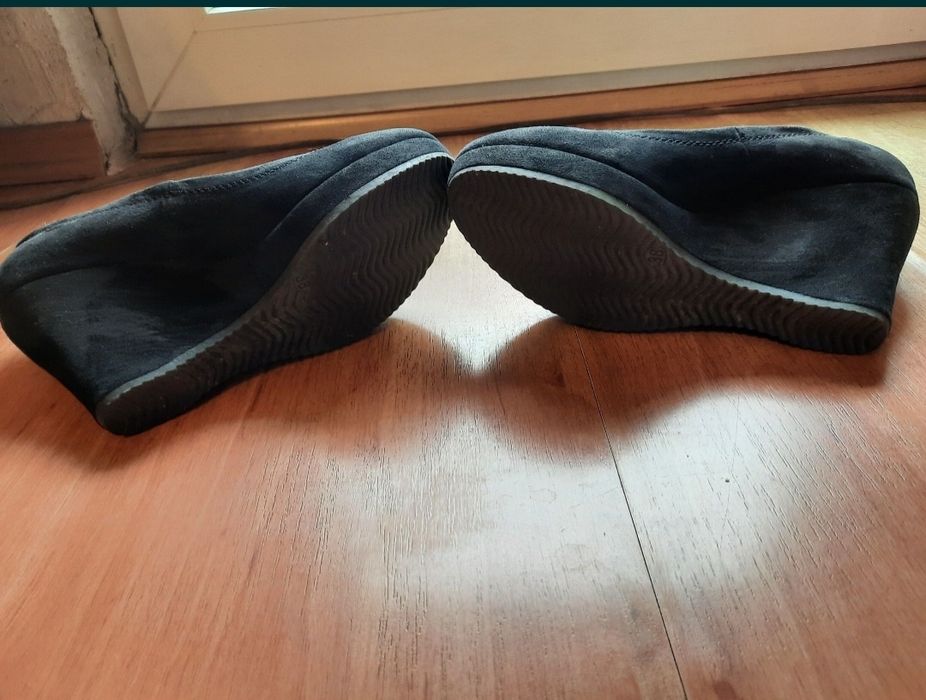 Buty - r 38 czarne na koturnie.
