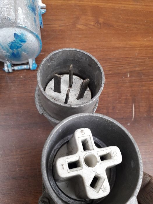 Wtyki,  gniazda na płaskie bolce