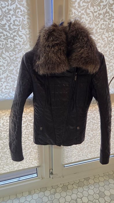 Жіноча куртка шкіряна , ворот з натурального хутра ( відстьогується)