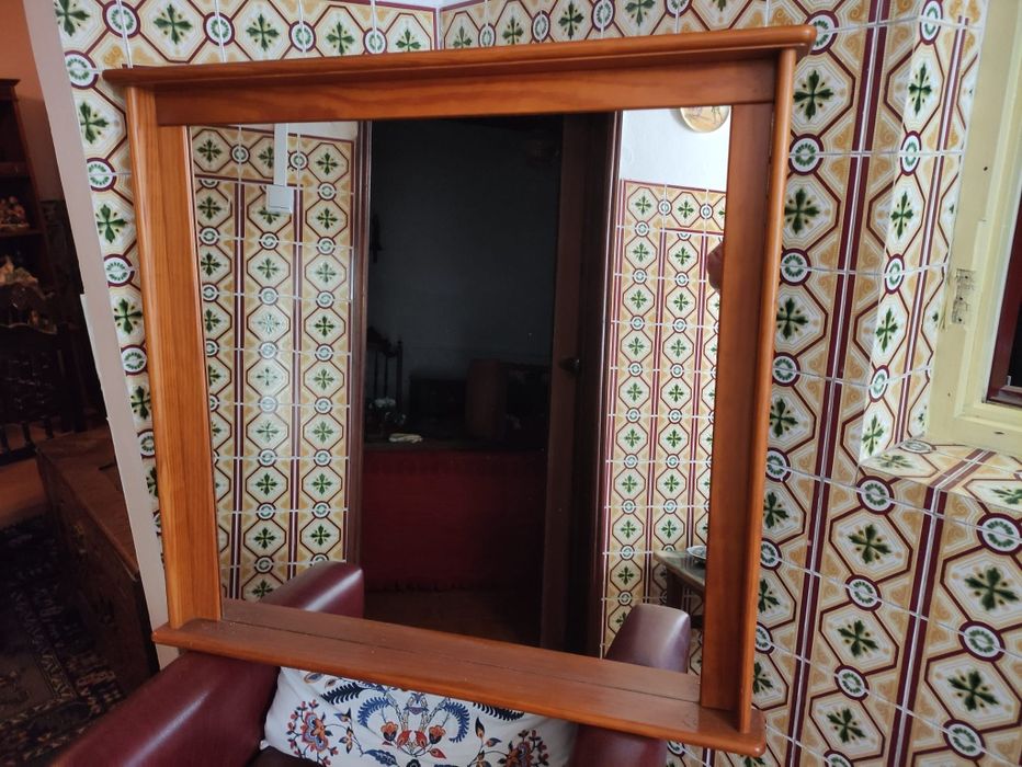Espelho com moldura de madeira
