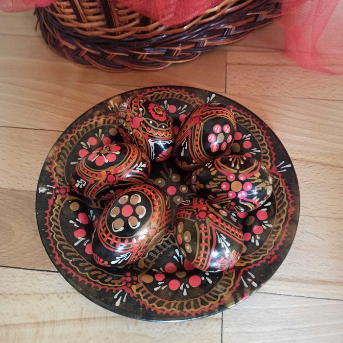 Дерев'яні яйця, на блюді