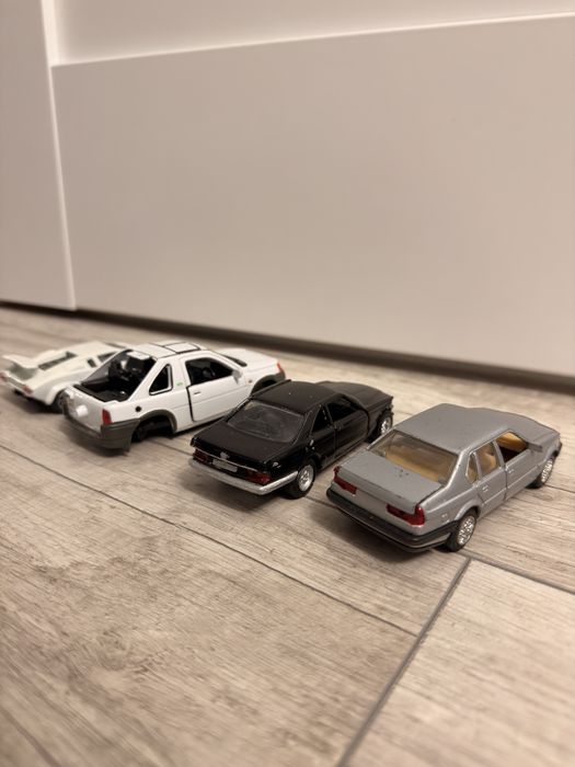 Zestaw 4 autek bmw mercedes land rover lamborghini