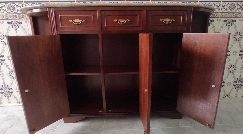 Móvel em madeira de mogno