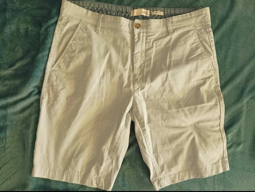 Jasnoniebieskie krótkie spodenki