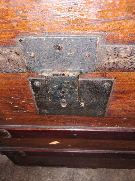 Bau antigo bastante antigo não leva tesouro