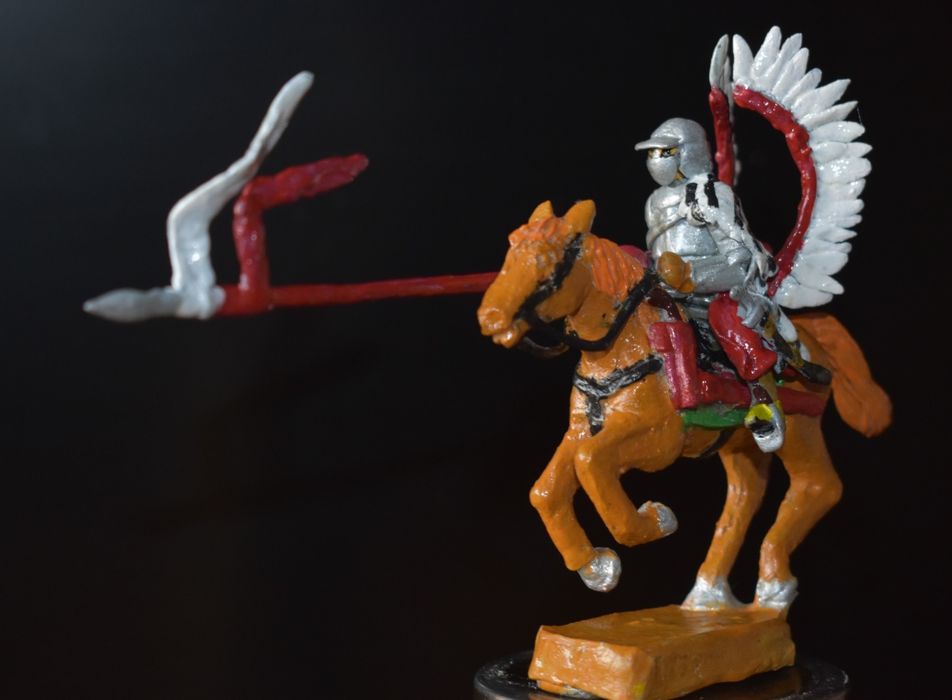 Figurka husarza w szarży