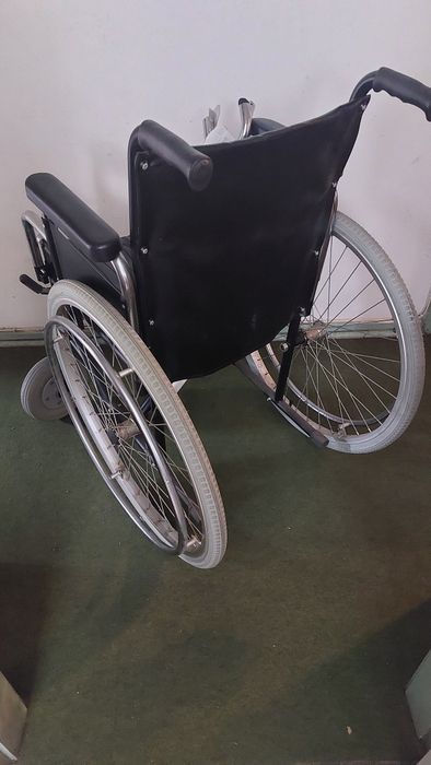 Cadeira de rodas e andarilho articulado